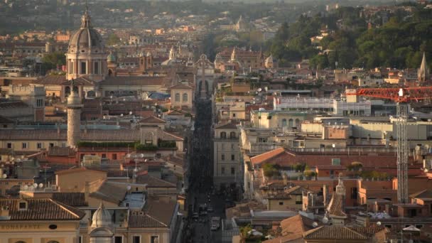 Roma Şehri Seyahat İstikameti. Turistlerle dolu eski bir kasaba. Del Corso Caddesi üzerinden.. — Stok video