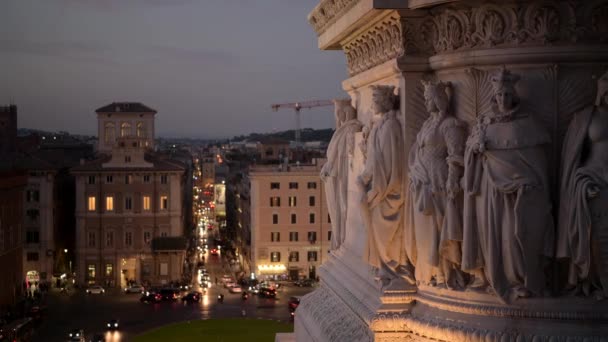 Raffic op het Piazza Venezia in het centrum van Rome. — Stockvideo
