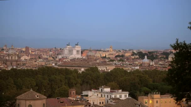 Roma Tarihi Binaları ve Şehir Manzarası. Roma Şehri Gün Batımında Panorama. — Stok video