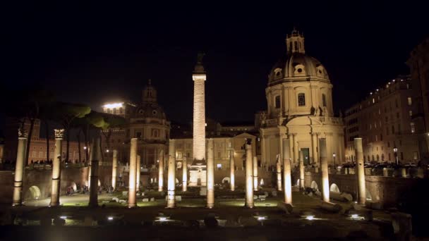 15 oktober 2019. Rome, Italië. Trajans Markt Ruïnes en Kerk van de Allerheiligste Naam van Maria. — Stockvideo