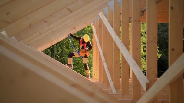 Neues Holzwohnhaus entsteht. — Stockvideo