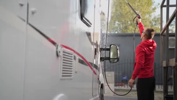 Propriétaire de camping-car prenant soin de son camping-car Van. Lavage sous pression camping-car . — Video