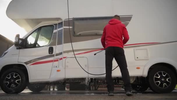 RV Camper lavage de pression. Caucasien propriétaire de camping-car Nettoyage de son véhicule — Video