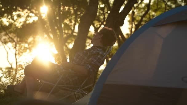 Senior Woman Tent Camping. Vit pensionerad kvinna i 60-årsåldern. — Stockvideo