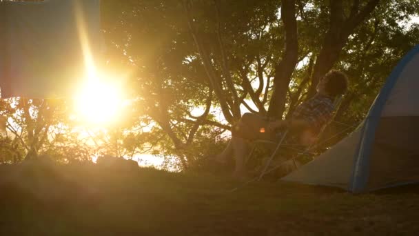 Estilo de vida activo al aire libre. Tienda de vacaciones de verano Camping . — Vídeo de stock