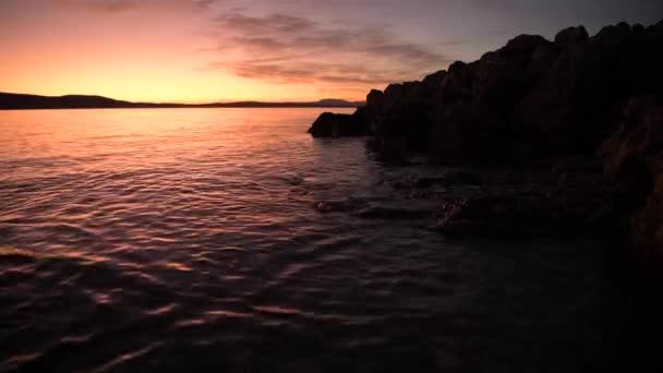 Μεσογειακή θάλασσα ηλιοβασίλεμα τοπίο. Ήσυχα νερά και η παράκτια φύση. — Αρχείο Βίντεο
