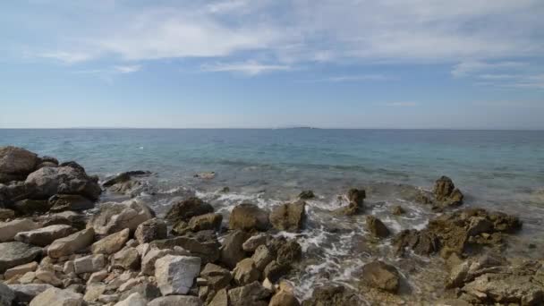 Mer Adriatique croate Paysage. Côte de la mer Méditerranée pendant la journée d'été . — Video