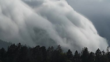 Julian Alps, Slovenya 'da Şelale Orografik Bulutları.