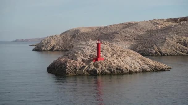 Pug Island Croatie. Côte rocheuse crue et mer Adriatique . — Video