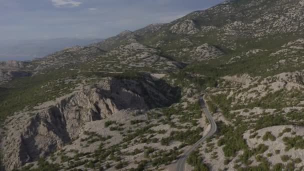 Paysage croate panoramique. La mer Adriatique et les montagnes côtières . — Video