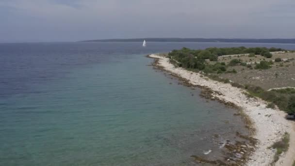 Kustlandskap. Naturskönt turkosa Adriatiska havet ovanifrån. — Stockvideo