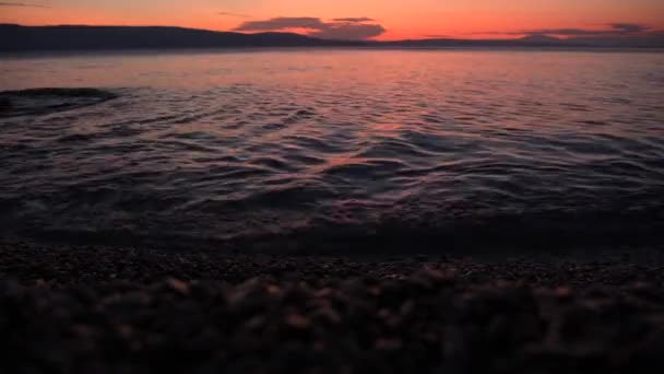 Szcenírozott naplemente a strandon Valahol Észak-Horvátországban. — Stock videók