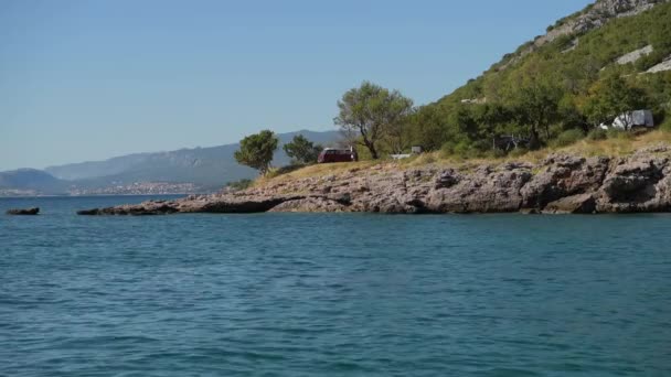 Rv och tält Camping på kroatiska havskusten. Scenisk europeisk campingplats. — Stockvideo