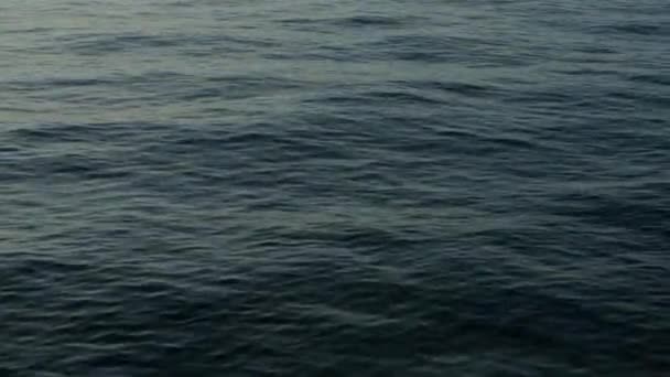 Calma azul oscuro mar agua natural vídeo fondo . — Vídeos de Stock