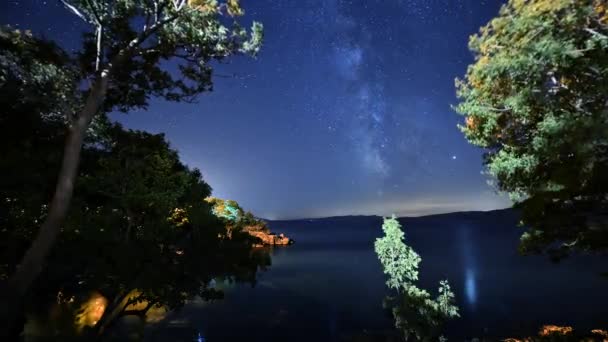 Timelapse βίντεο του νυχτερινού ουρανού πάνω από τη θάλασσα. — Αρχείο Βίντεο
