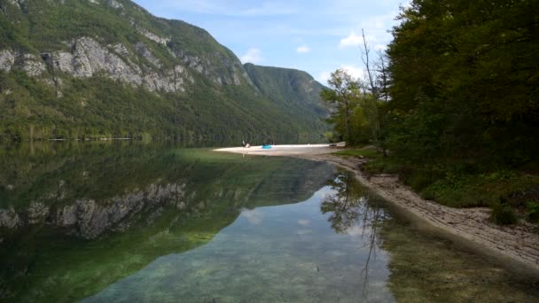 Temporada de Otoño en el Lago Bohinj en Eslovenia. Valle del Bohinj de los Alpes Julianos . — Vídeos de Stock