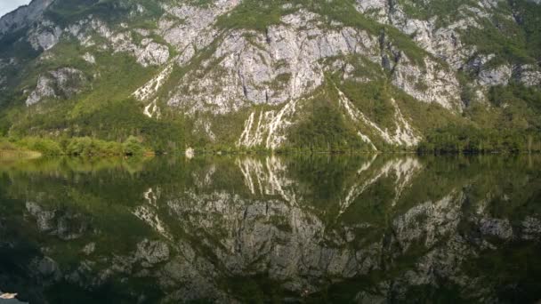 Ingår i Triglav nationalpark. Natursköna sjön Bohinj i Slovenien. — Stockvideo