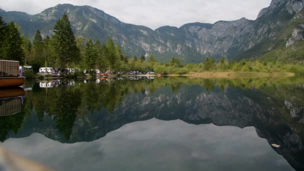 2019年9月17日、スロベニアのアッパー・カルニオラ地方。風光明媚な湖Bohinj Rv Park — ストック動画