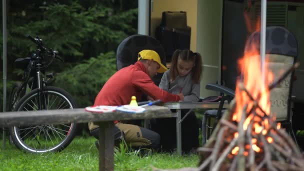 Vader tekent zijn dochter op de camping — Stockvideo