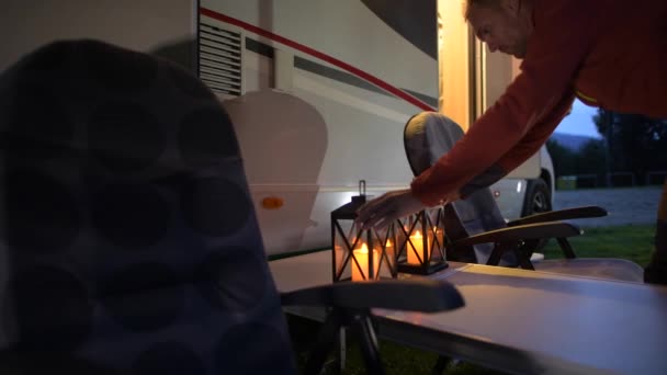 Motorhome Road Trip. Férfiak elhelyezése Camping Lanterns — Stock videók