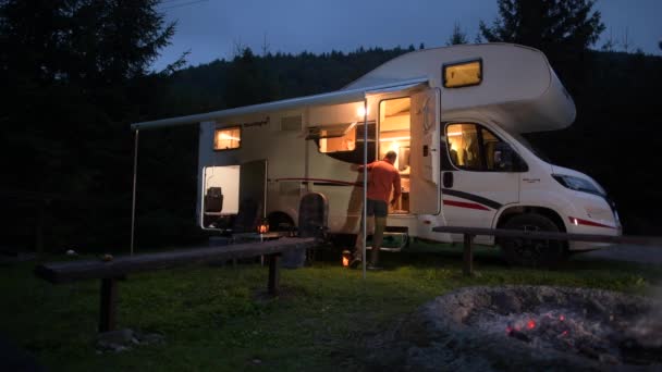 Familia y su vehículo recreativo RV moderno Clase C Autocaravana . — Vídeo de stock