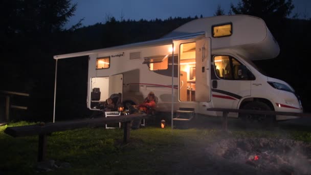 Autocaravanas Camping. Familia en el Camping. fogata ardiente — Vídeo de stock