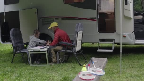 Kaukasiska familjen vid bordet framför husbil Rv Camper. — Stockvideo