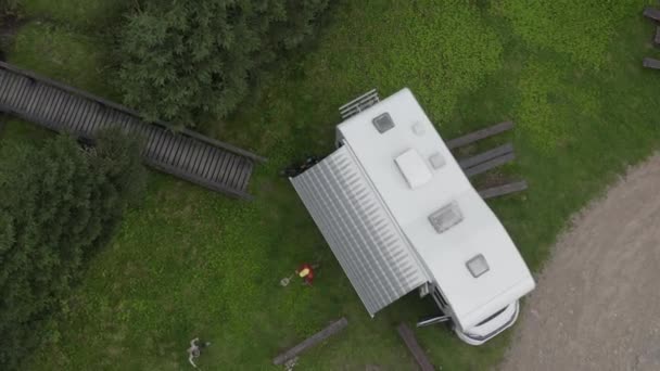 Воздушные съемки фургона для отдыха на колесах RV Motorhome — стоковое видео
