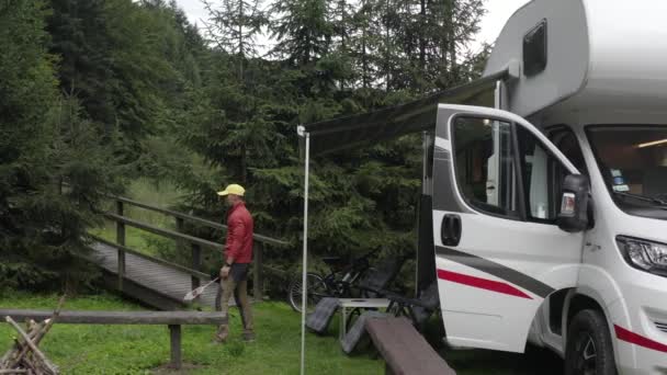 Rodinné hraní badminton na kempu před jejich karavan obytný karavan — Stock video