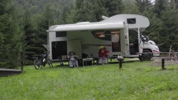 Père et sa fille devant leur camping-car camping-car Camper Van . — Video
