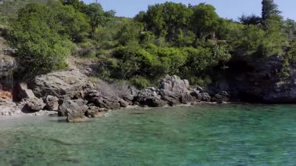 Costa del Mar Mediterráneo durante el día de verano. Norte de Croacia, Europa . — Vídeo de stock