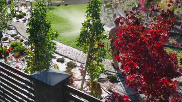 Giardino residenziale recentemente sviluppato di irrigazione del giardiniere professionale caucasico — Video Stock