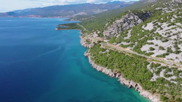Autopista costera escénica y aguas turquesas del mar Mediterráneo — Vídeo de stock
