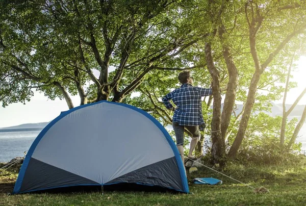 Mulher que gosta de acampar tenda — Fotografia de Stock