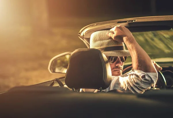 Viaje por carretera en coche convertible — Foto de Stock