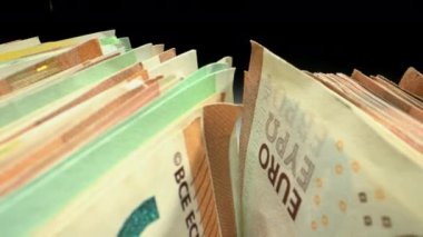 Böcek Bakış Açısı Masasındaki Euro Banknotes yığını. Avrupa para birimi. Pazar ve Ekonomi.