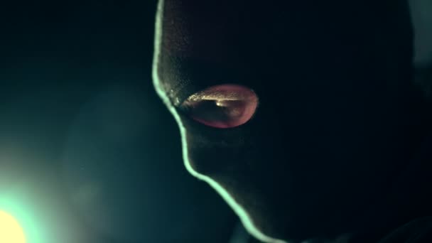 Профиль Мужчины Черной Маске Закрывают Лицо Темное Место Подсветкой Концепция — стоковое видео