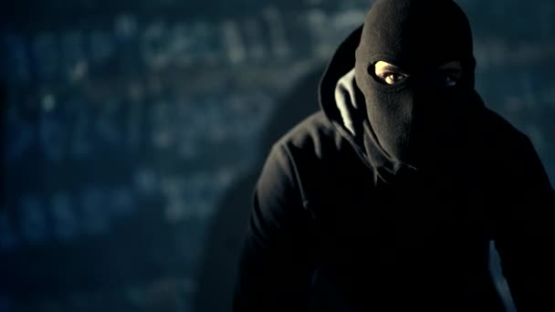 Cyber Security Concept Masked Caucasian Men Running Code Στο Παρασκήνιο — Αρχείο Βίντεο