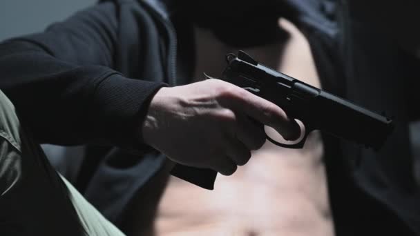 Felon Caucasiano Com Arma Mão Vídeo Fecho Mão Homens Perigosos — Vídeo de Stock