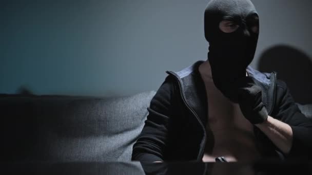 黒マスクを身に着けている手銃を持つ白人マフィア兵士やギャングメンバー — ストック動画