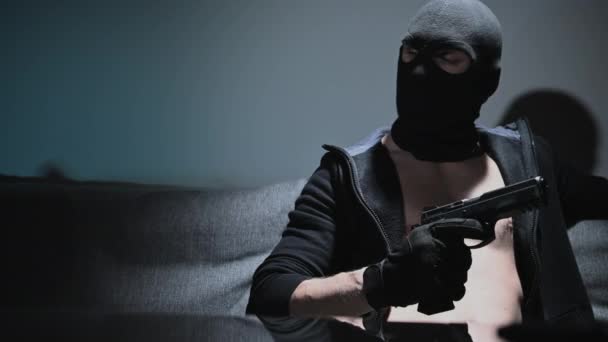 Člen Gangu Nosit Černou Masku Ruční Zbraní Příprava Těla Mysli — Stock video