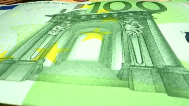 Euro bankovky na stole a širokoúhlý Macro Camera Slider Shot. Hotovostní peníze.