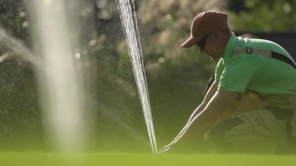 Technician Testing Watering Sprinkler System Residential Garden Συστήματα Ποτίσματος Κήπου — Αρχείο Βίντεο
