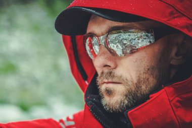 Yağmurda Yürüyüşen Adamlar