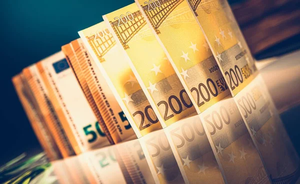 Eurobankjegyek a reflexiós táblán — Stock Fotó
