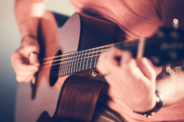 Kytara hraje na hudebníka — Stock fotografie