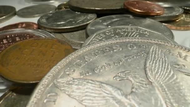 桌子上的各种可回收硬币 宏观广角照片 United States Monetary — 图库视频影像