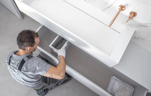 Instalación de gabinetes de baño —  Fotos de Stock