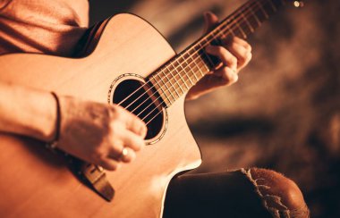 Akustik Gitarlı Şarkıcı 