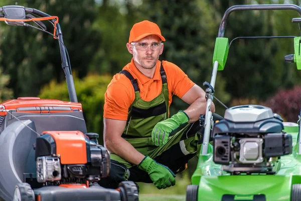 Reviewing Lawn Mowers — Stock Photo, Image